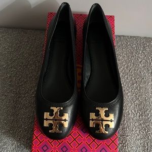 Authentic brand new in box Tory Burch black gold flats size 6.5